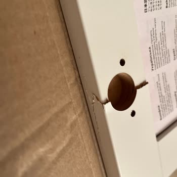 Kırık Cam Kapaklı Kitaplıkta Cevapsız Değişim Talebi