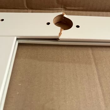 Kırık Cam Kapaklı Kitaplıkta Cevapsız Değişim Talebi