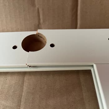 Kırık Cam Kapaklı Kitaplıkta Cevapsız Değişim Talebi