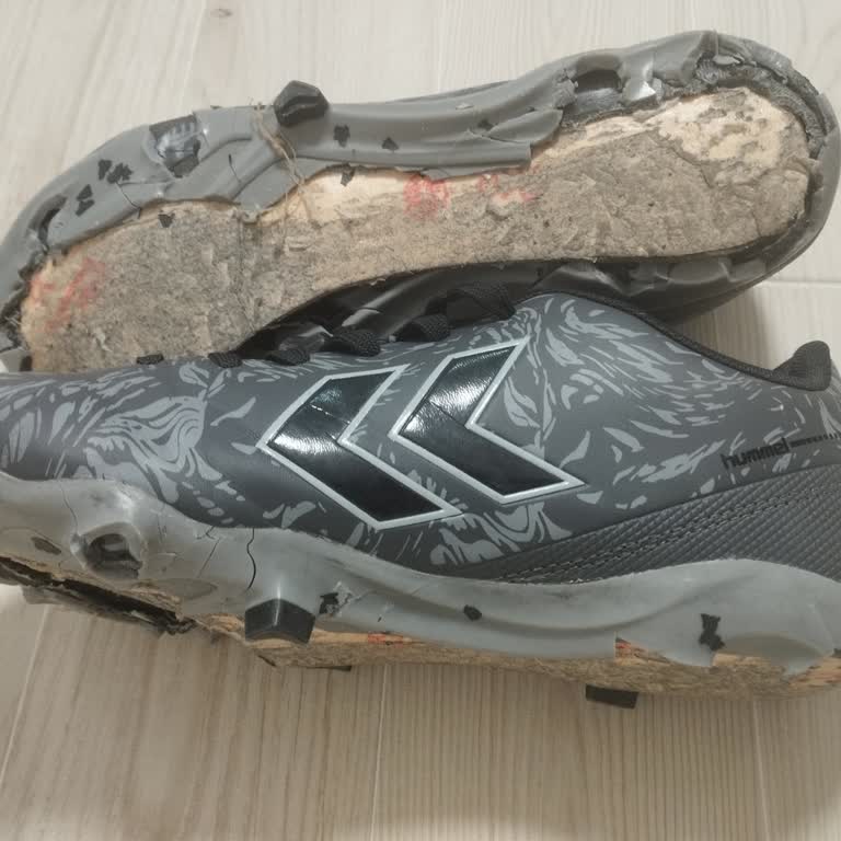 Hummel Halı Saha Ayakkabısının Tabanı Kısa Sürede Parçalandı