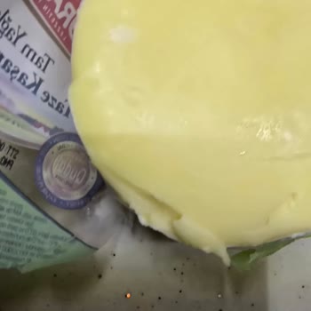 Taze Kaşarda Görülen Beyaz Lekeler Üzerine Endişe Ve İade Talebi