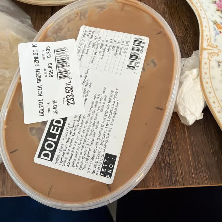 Açık Badem Ezmesinde Parti Ve Son Kullanma Tarihi Bilgileri Yok