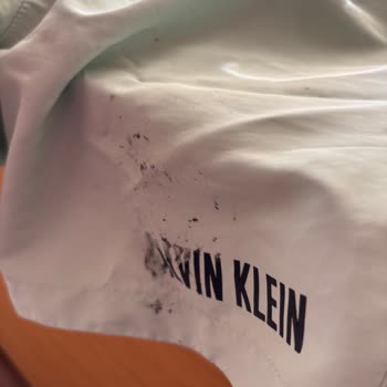 Kalite Sorunu: Calvin Klein Şort Üzerindeki Yazılar Yapışıp Deforme Oldu