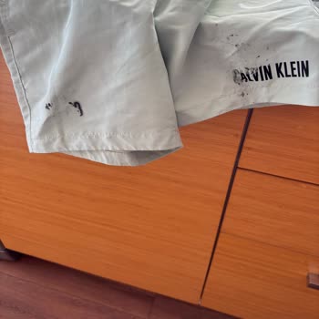 Kalite Sorunu: Calvin Klein Şort Üzerindeki Yazılar Yapışıp Deforme Oldu