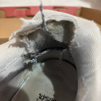 Kısa Sürede Aşınan Sneaker Ve Yetersiz Garanti Süreci