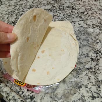 Uno Ekmek Lavaşların Tamamının Birbirine Yapışık, Ayırmaya Çalıştığımda İse Yırtıldığını Gördüm