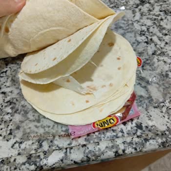 Uno Ekmek Lavaşların Tamamının Birbirine Yapışık, Ayırmaya Çalıştığımda İse Yırtıldığını Gördüm