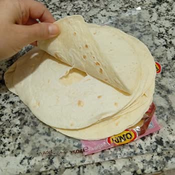 Uno Ekmek Lavaşların Tamamının Birbirine Yapışık, Ayırmaya Çalıştığımda İse Yırtıldığını Gördüm