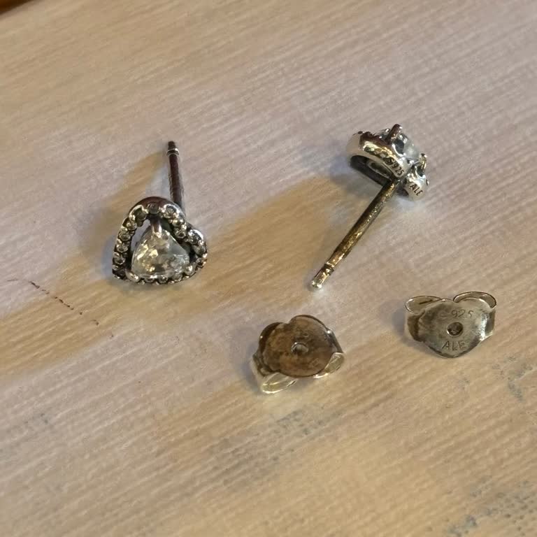 Pandora Saf Gümüş Küpünde Anormal Kararma