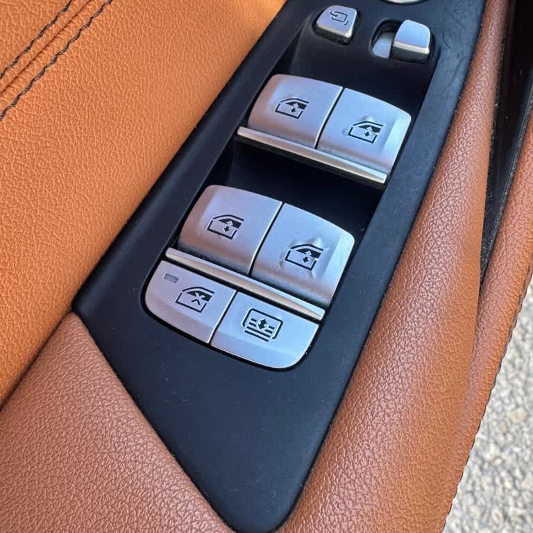 BMW 5.20i Cam Açma Tuşlarındaki Deformasyon Garanti Kapsamında Değişim Talebi