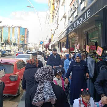 Sultangazi Çanakkale Şehitleri Caddesi'nde Kaldırımlar İşgal Ediliyor Yaya Güvenliği Tehlikede