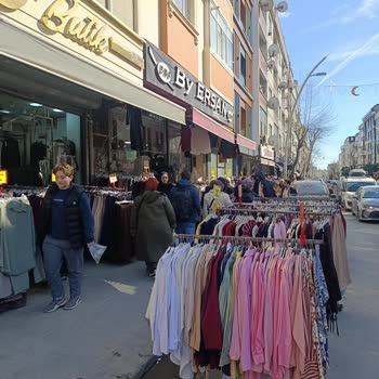 Sultangazi Çanakkale Şehitleri Caddesi'nde Kaldırımlar İşgal Ediliyor Yaya Güvenliği Tehlikede