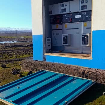 Çınar'da Düşen Elektrik Kulübesi Kapısı Çocukları Tehlikeye Atıyor