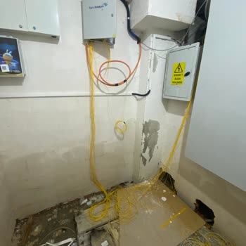 Bodrumdaki Kablo Dağınıklığı Ve Güvenlik Riskine Acil Çözüm Talebi