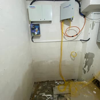 Bodrumdaki Kablo Dağınıklığı Ve Güvenlik Riskine Acil Çözüm Talebi