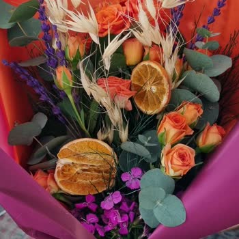 Kadınlar Günü Buketinde Soluk Çiçek Ve Yanıtsız Müşteri Desteği