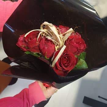 Müşteri Hizmetlerinden Yanıt Alamadan Solmuş Gül Buketi, İade Ve Yeniden Gönderim Talebi