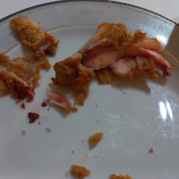 Popeyes’te Çiğ Kanlı Tavuk Kanadı: Gıda Güvenliği Endişesi