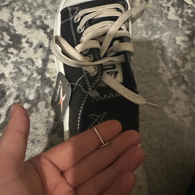 FLO Outlet Ayakkabısında Raptiye Tespiti Topuk Yaralanmasına Yol Açtı