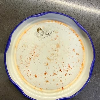 Akfa Domates Salçasında Kapağın İçindeki Siyah Noktalar