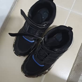 Vicco Ortopedik Bot İçindeki Sert Parça Çocuğun Baş Parmağını Yaraladı