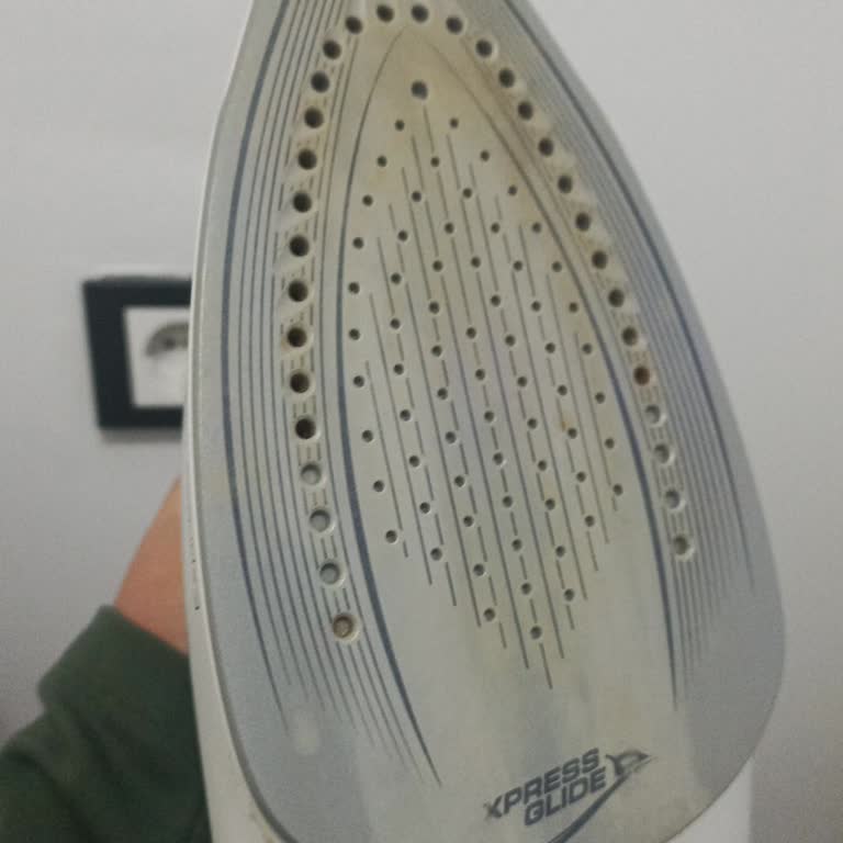 Ütü Tabanı Kıyafete Yapışıyor Ve Sarı Su Sızdırıyor