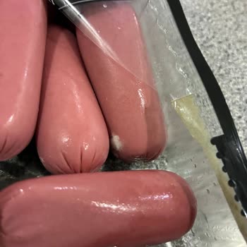 BİM'de Satın Alınan Aytaç Sosisinde Görünür Küf Ve Sağlık Riski