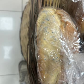 Küflenmiş Ekmek Ve Umursamaz Personel