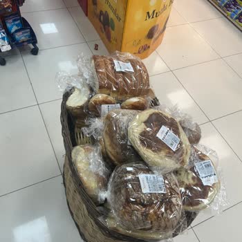 Küflenmiş Ekmek Ve Umursamaz Personel