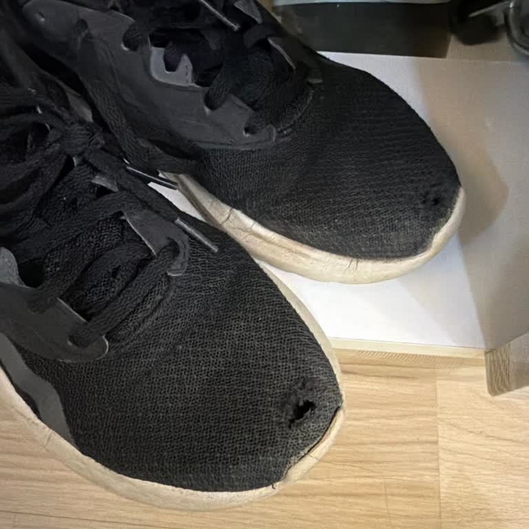 İki Yıllık Garantili Ayakkabının 7 Ayda Yırtılması Ve Çalışan Yanıltması