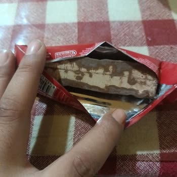 Shell İstasyonunda Son Kullanma Tarihi Geçmiş Çikolata Satışı