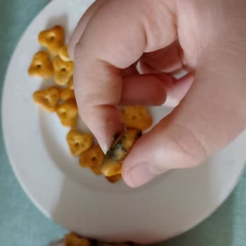 BİM Eti Pizza Kraker Paketinde Siyah Kaygan Madde Ve Hijyen Endişesi