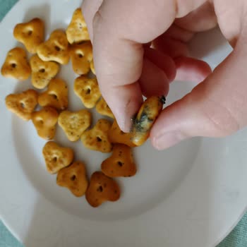 BİM Eti Pizza Kraker Paketinde Siyah Kaygan Madde Ve Hijyen Endişesi