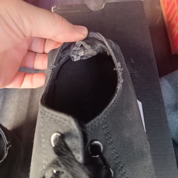 Converse Ayakkabı Kısa Sürede Yırtıldı, Değişim Talebi