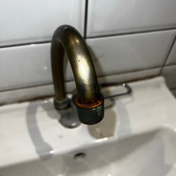 Avcılar Starbucks Şubesinde Paslı Musluklar Ve Hijyen Eksikliği