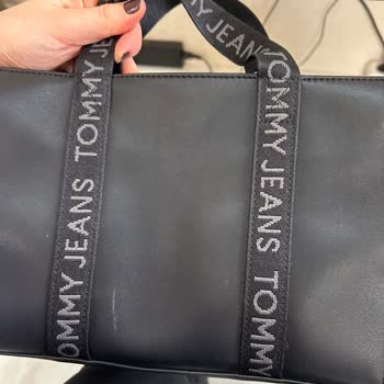 İki Yıllık Garantili Tommy Hilfiger Çanta Derisi Soyuldu, Mağaza İade Talebini Kabul Etmedi