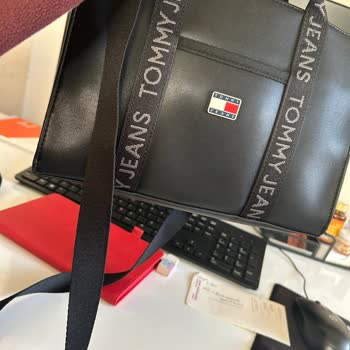 İki Yıllık Garantili Tommy Hilfiger Çanta Derisi Soyuldu, Mağaza İade Talebini Kabul Etmedi