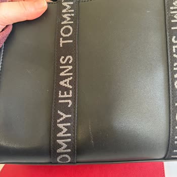 İki Yıllık Garantili Tommy Hilfiger Çanta Derisi Soyuldu, Mağaza İade Talebini Kabul Etmedi