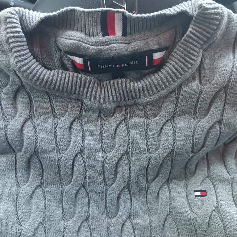 Kazağın Yakasındaki Çekme Ve Mağazanın Sorumluluk Reddi Üzerine Değişim Talebi