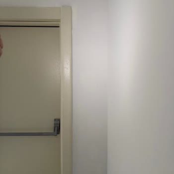 Jotun Boyası Kapatıcı Olmadı, Duvarlar Eski Boya İzlerini Gösteriyor