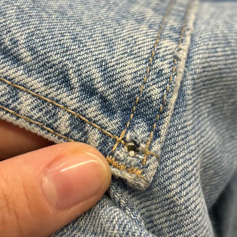 Mavi Jean Pantolonunda Kırılan Perçinler Ve Mağaza Personelinin İlgisiz Tutumu