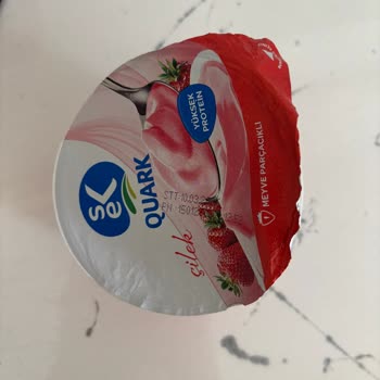 Hakmar Market Quark Çilekli Ürünün Üzerindeki Yeşil Küf Sağlık Endişesi