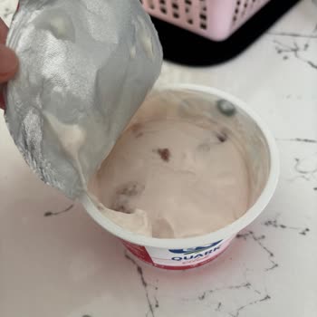 Hakmar Market Quark Çilekli Ürünün Üzerindeki Yeşil Küf Sağlık Endişesi