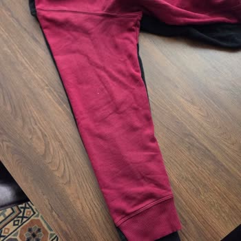 Kırmızı Sweatshirt Çekmesi Tekrar Edildi Ve İnceleme Sorun Bulamıyor