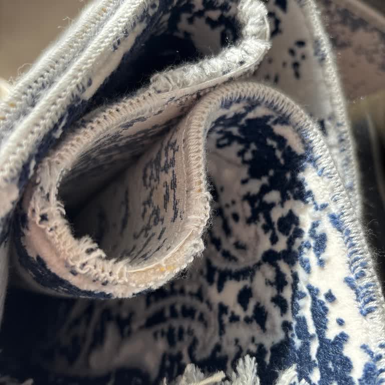 Damla Halı Yıkama (İnegöl) Tarafıma Yan Dikişi Sökülmüş Şekilde Teslim Edildi