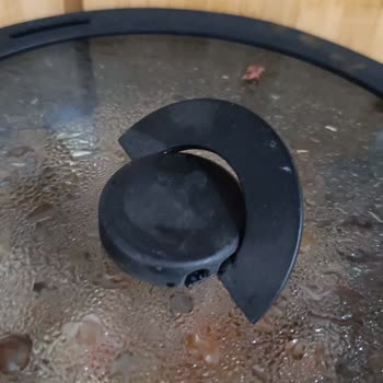 Karaca Tava Setinde Kırılan Kulp Ve Güvensiz Sap, Güvenlik Riski