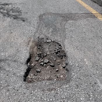 Göksu Parkı Arka Giriş Yollarındaki Bozuk Zemin Ve Su Birikintileri Çocukları Tehlikeye Atıyor