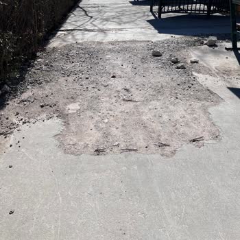 Göksu Parkı Arka Giriş Yollarındaki Bozuk Zemin Ve Su Birikintileri Çocukları Tehlikeye Atıyor