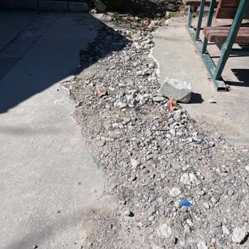 Göksu Parkı Arka Giriş Yollarındaki Bozuk Zemin Ve Su Birikintileri Çocukları Tehlikeye Atıyor