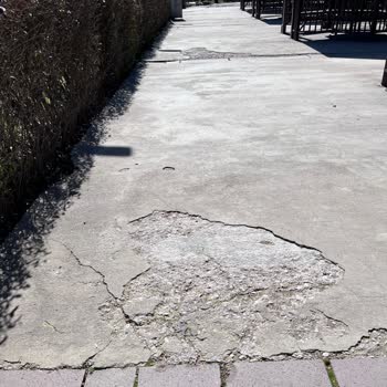 Göksu Parkı Arka Giriş Yollarındaki Bozuk Zemin Ve Su Birikintileri Çocukları Tehlikeye Atıyor